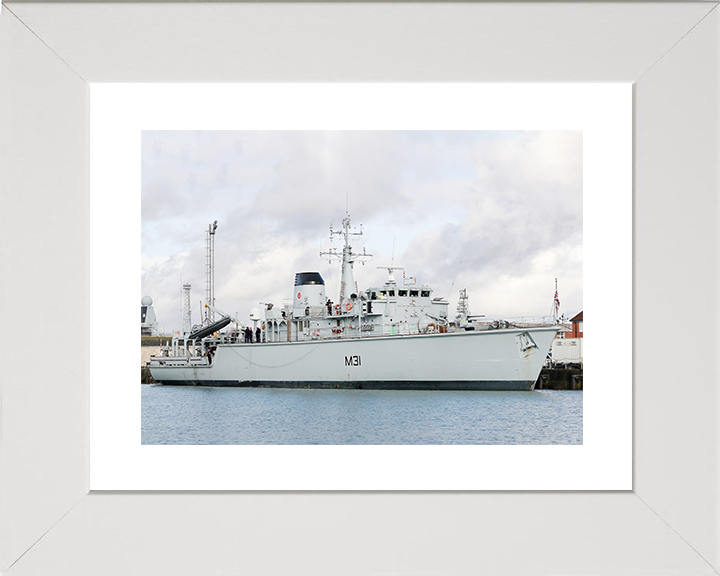 HMS Cattistock (M31) Royal Navy Hunt Class MineHunter Alongside Photo Print Wall Art Decor Posters, Prints, & Visual Artwork Hampshire Prints 10 x 8 White Frame Yes