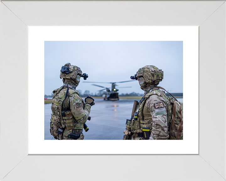 Soldiers Look Towards a Chinook Helicopter Photo Print – British Army Helicopter Operations Wall Art, Military Decor Posters, Prints, & Visual Artwork Hampshire Prints 10 x 8 White Frame Yes