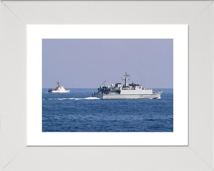 HMS Bangor (M109) Royal Navy Sandown Class Minehunter With US Coastguard Photo Print Wall Art Decor Posters, Prints, & Visual Artwork Hampshire Prints 10 x 8 White Frame Yes