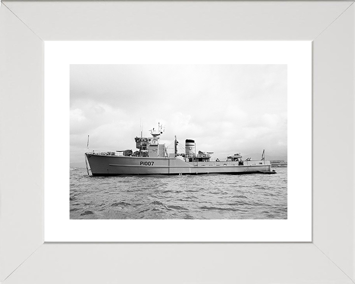 HMS Beachampton (M1007) Royal Navy Ton Class Minesweeper Port Beam View Photo Print Wall Art Decor Posters, Prints, & Visual Artwork Hampshire Prints 10 x 8 White Frame Yes