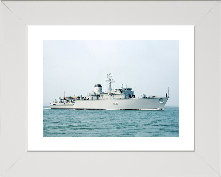 HMS Cottesmore (M32) Royal Navy Hunt Class Mine Warfare Vessel Starboard Beam View Photo Print Wall Art Decor Posters, Prints, & Visual Artwork Hampshire Prints 10 x 8 White Frame Yes