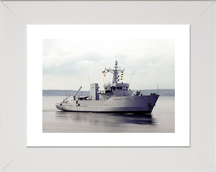 HMS Blackwater (M2008) Royal Navy River Class Minesweeper Entering Harbour Photo Print Wall Art Decor Posters, Prints, & Visual Artwork Hampshire Prints 10 x 8 White Frame Yes