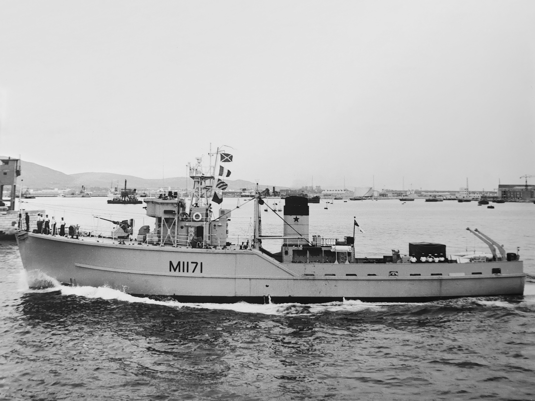 HMS Aldington (M1171) Royal Navy Ton Class Minesweeper Warship Entering Port Photo Print Wall Art Decor Posters, Prints, & Visual Artwork Hampshire Prints 6 x 4 No Frame No