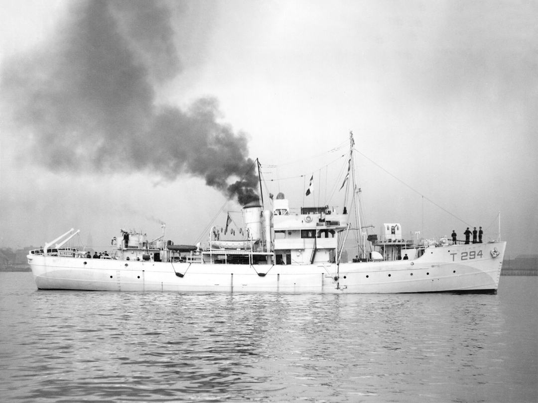 HMS Bern (T294) Royal Navy Island Class Trawler Starboard View Photo Print Wall Art Decor Posters, Prints, & Visual Artwork Hampshire Prints 6 x 4 No Frame No
