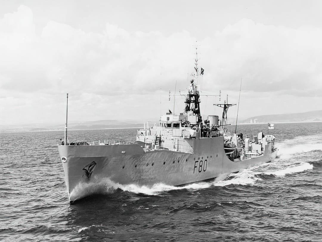 HMS Duncan (F80) Royal Navy Blackwood Class Frigate Port Bow View Photo Print Wall Art Decor Posters, Prints, & Visual Artwork Hampshire Prints 6 x 4 No Frame No