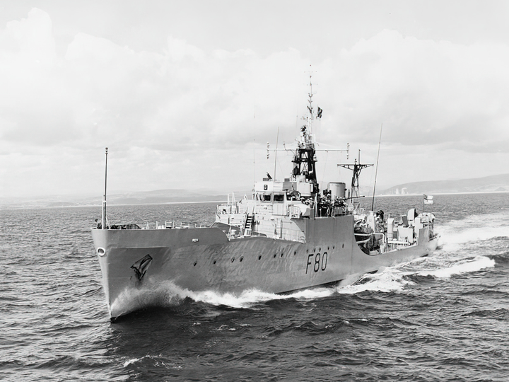 HMS Duncan (F80) Royal Navy Blackwood Class Frigate Port Bow View Photo Print Wall Art Decor Posters, Prints, & Visual Artwork Hampshire Prints 6 x 4 No Frame No