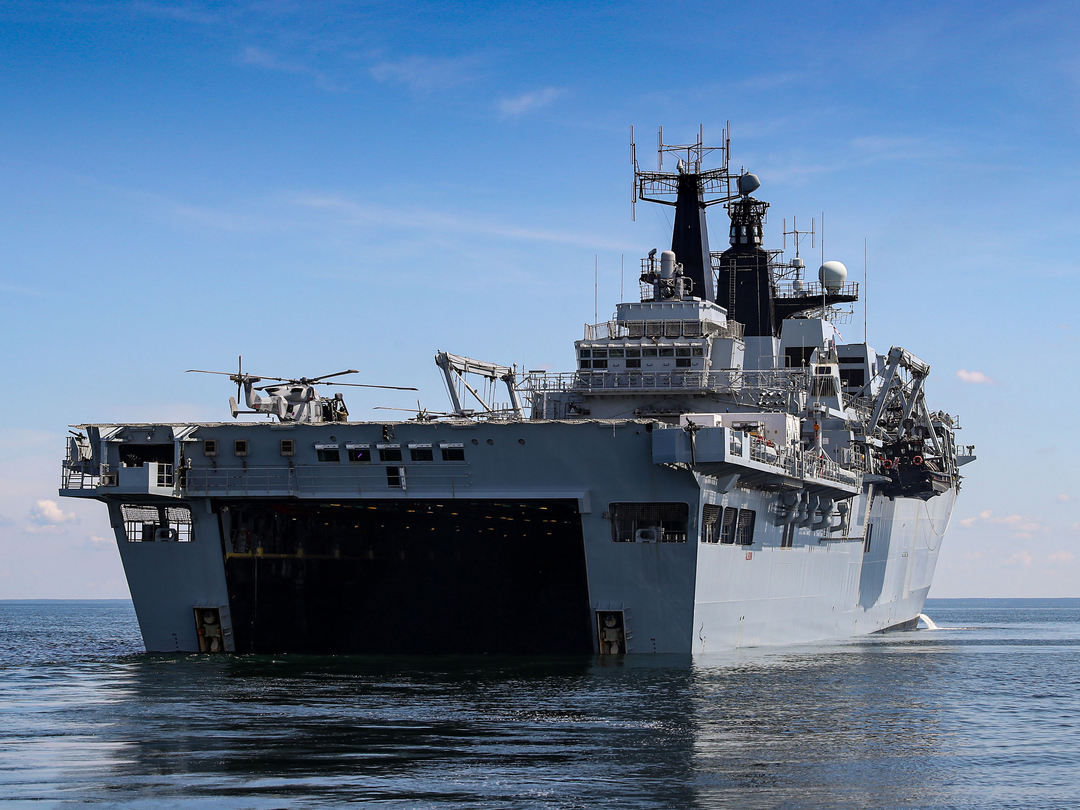 HMS Albion (L14) Royal Navy Albion Class Amphibious Ship Well Deck View Photo Print Wall Art Naval Decor Posters, Prints, & Visual Artwork Hampshire Prints 6 x 4 No Frame No