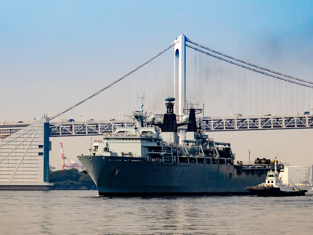 HMS Albion (L14) Royal Navy Albion Class Amphibious Ship With Tug Boats Photo Print Wall Art Naval Decor Posters, Prints, & Visual Artwork Hampshire Prints 6 x 4 No Frame No