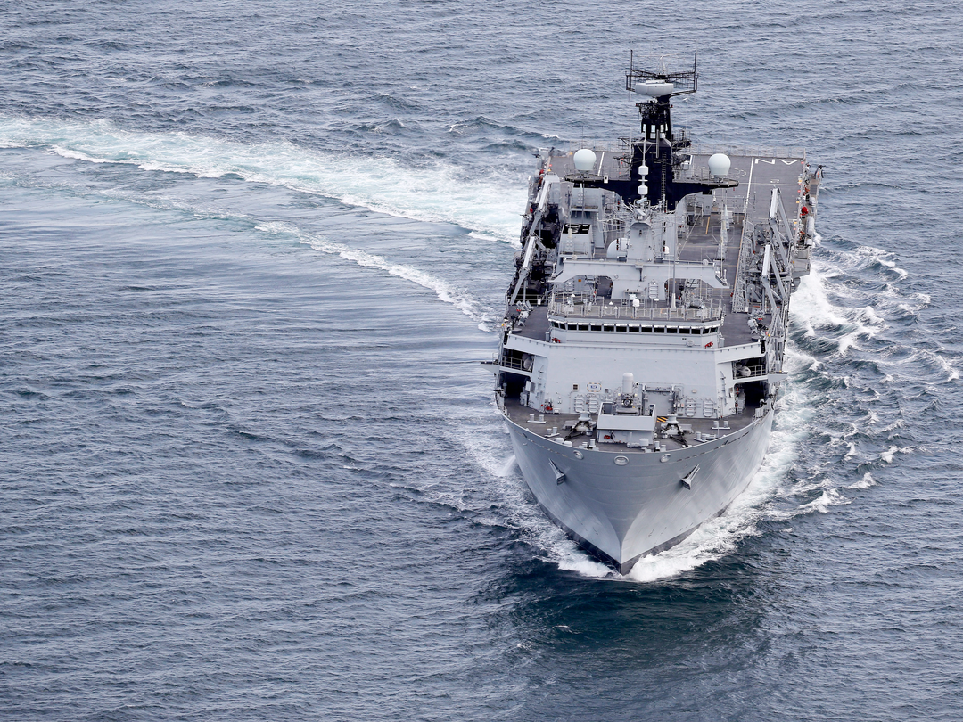 HMS Albion (L14) Royal Navy Albion Class Amphibious Ship Hard Turn at Sea Photo Print Wall Art Naval Decor Posters, Prints, & Visual Artwork Hampshire Prints 6 x 4 No Frame No
