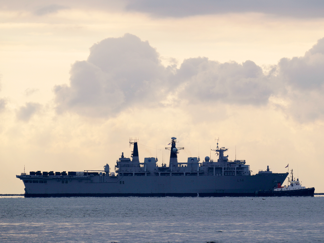 HMS Albion (L14) Royal Navy Albion Class Amphibious Ship Starboard Beam View at Sunset Photo Print Wall Art Decor Posters, Prints, & Visual Artwork Hampshire Prints 6 x 4 No Frame No