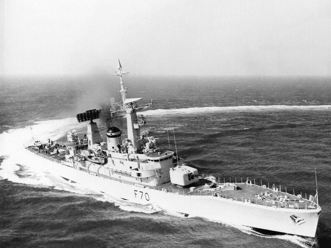 HMS Apollo (F70) Royal Navy Leander Class Frigate Hard Turn To Port Photo Print Wall Art Decor Posters, Prints, & Visual Artwork Hampshire Prints 6 x 4 No Frame No