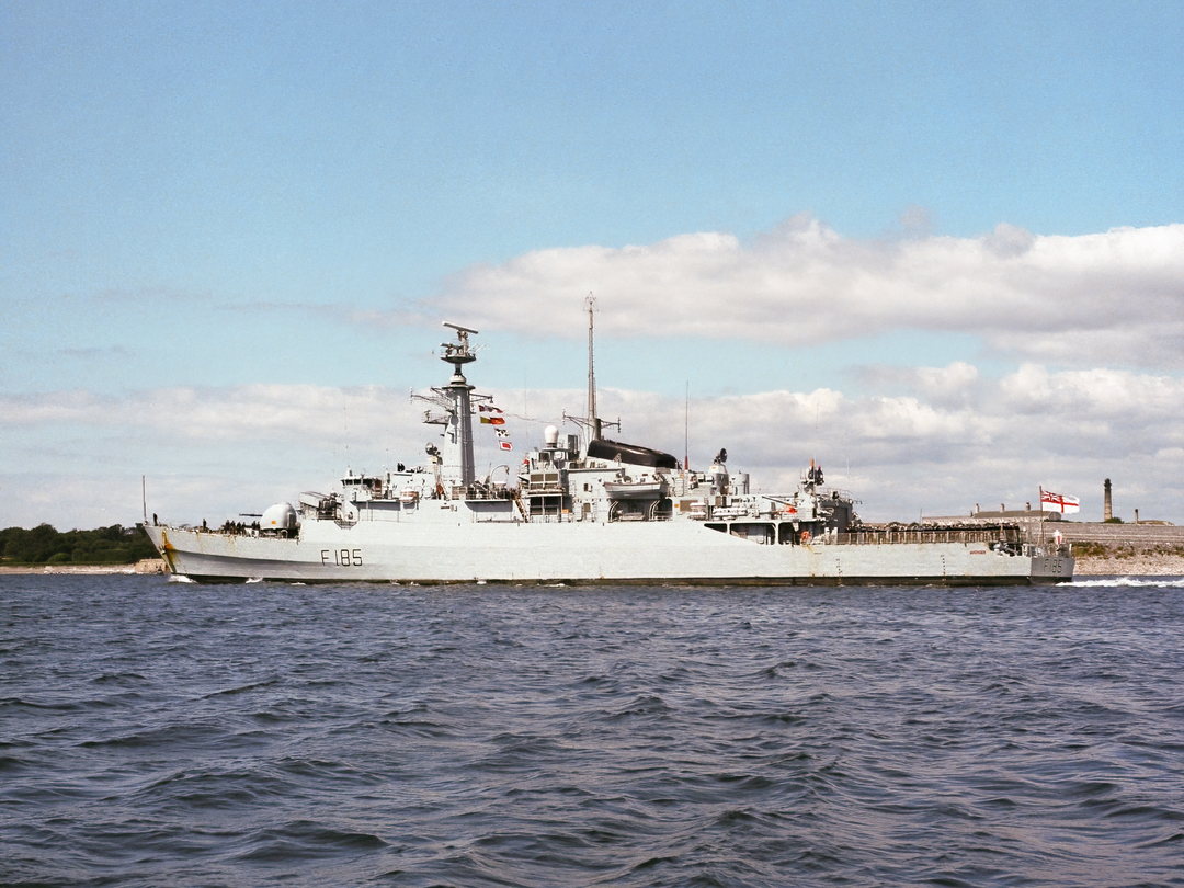 HMS Avenger (F185) Royal Navy Type 21 Frigate Port Beam View Photo Print Wall Art Decor Posters, Prints, & Visual Artwork Hampshire Prints 6 x 4 No Frame No