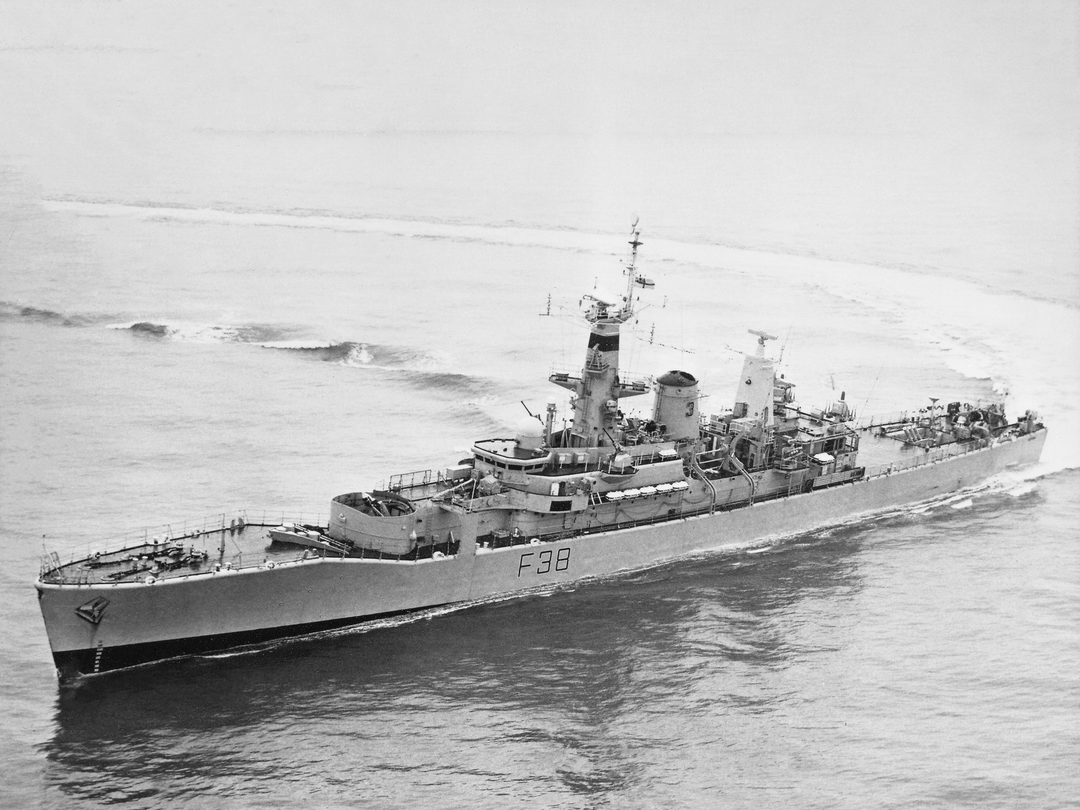 HMS Arethusa (F38) Royal Navy Leander Class Frigate Hard Turn Photo Print Wall Art Decor Posters, Prints, & Visual Artwork Hampshire Prints 6 x 4 No Frame No