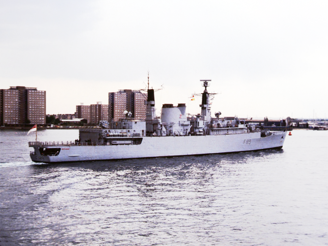 HMS Battleaxe (F89) Royal Navy Type 22 Frigate Entering Portsmouth Harbour Photo Print Wall Art Decor Posters, Prints, & Visual Artwork Hampshire Prints 6 x 4 No Frame No