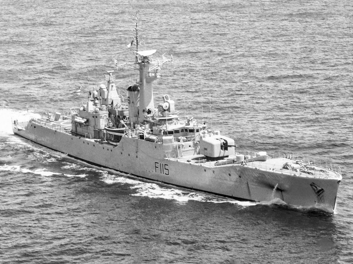 HMS Berwick (F115) Royal Navy Rothesay Class Frigate High Starboard Bow View Photo Print Wall Art Decor Posters, Prints, & Visual Artwork Hampshire Prints 6 x 4 No Frame No