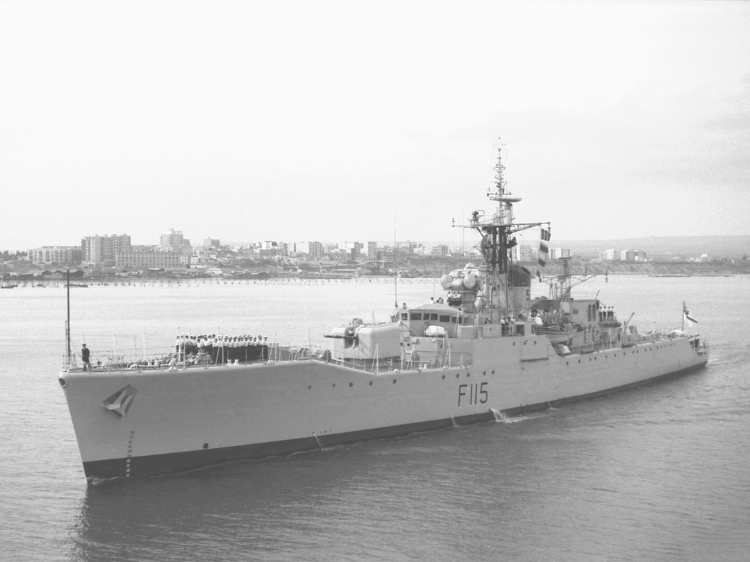 HMS Berwick (F115) Royal Navy Rothesay Class Frigate High Port Bow View Photo Print Wall Art Decor Posters, Prints, & Visual Artwork Hampshire Prints 6 x 4 No Frame No