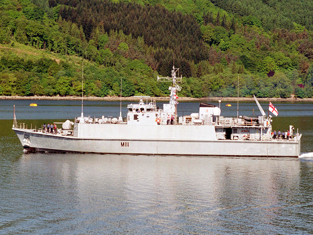 HMS Blyth (M111) Royal Navy Sandown Class Minehunter Leaving Harbour Photo Print Wall Art Decor Posters, Prints, & Visual Artwork Hampshire Prints 6 x 4 No Frame No