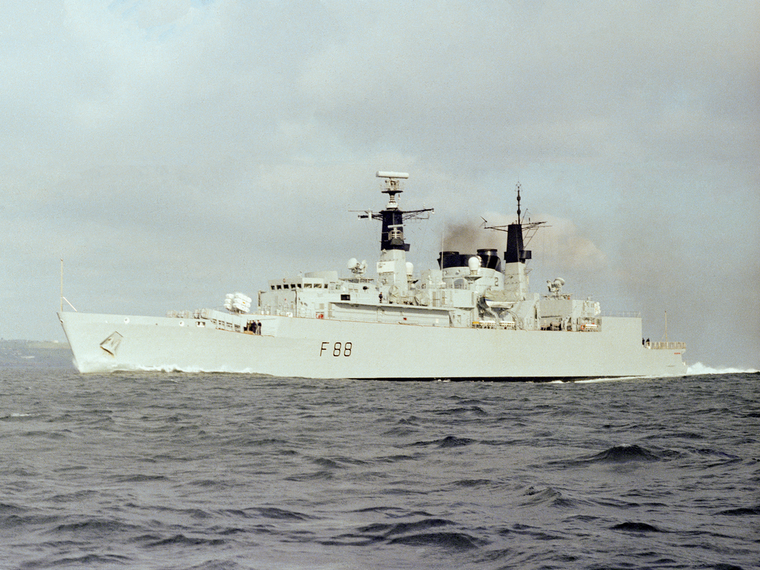 HMS Broadsword (F88) Royal Navy Type 22 Frigate Underway Port Side View Photo Print Wall Art Decor Posters, Prints, & Visual Artwork Hampshire Prints 6 x 4 No Frame No