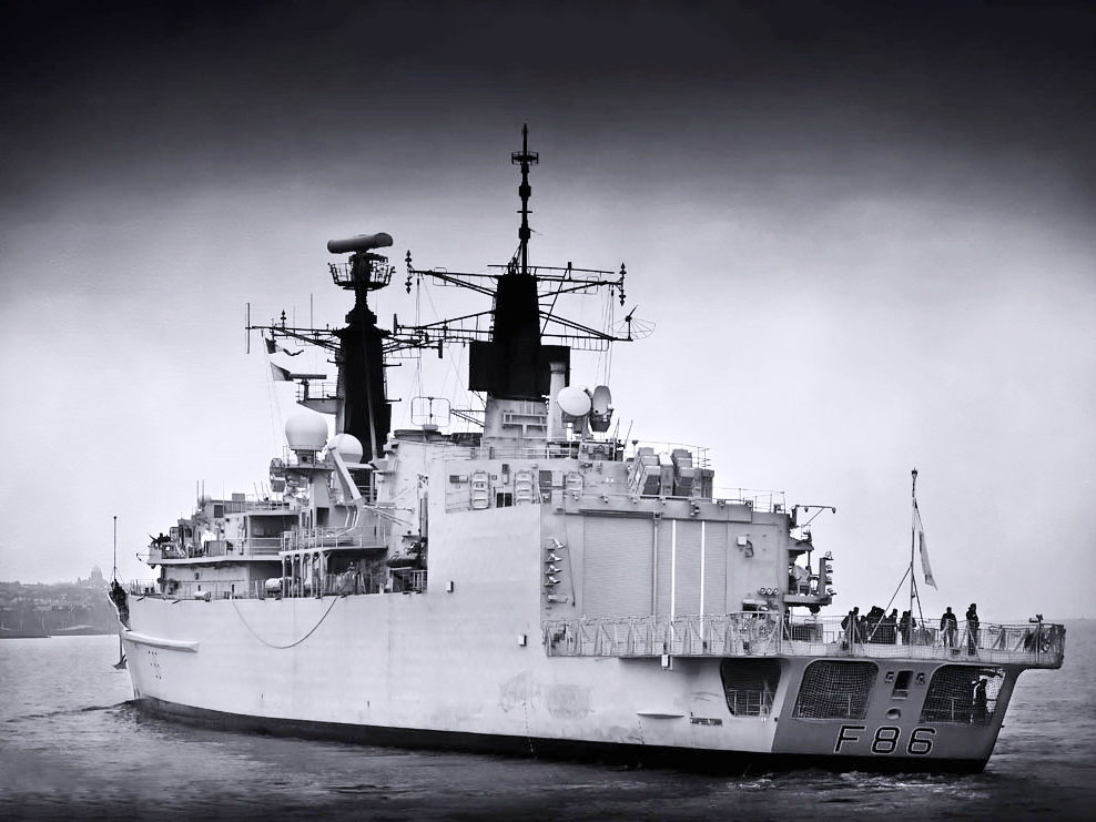 HMS Campbeltown (F86) Royal Navy Type 22 Frigate In Black and White Photo Print Wall Art Decor Posters, Prints, & Visual Artwork Hampshire Prints 6 x 4 No Frame No