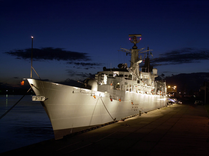 HMS Campbeltown (F86) Royal Navy Type 22 Frigate Floodlit Alongside Photo Print Wall Art Decor Posters, Prints, & Visual Artwork Hampshire Prints 6 x 4 No Frame No