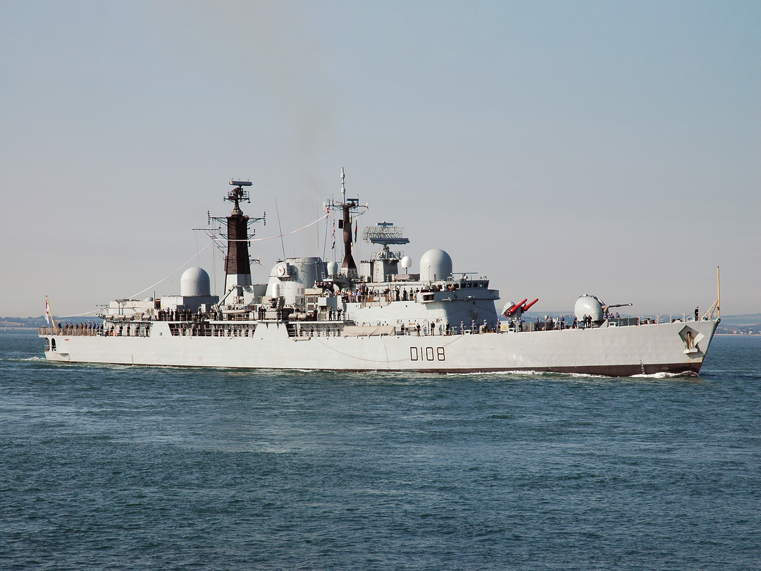 HMS Cardiff (D108) Royal Navy Type 42 Destroyer Entering Harbour Paying off Photo Print Wall Art Decor Posters, Prints, & Visual Artwork Hampshire Prints 6 x 4 No Frame No