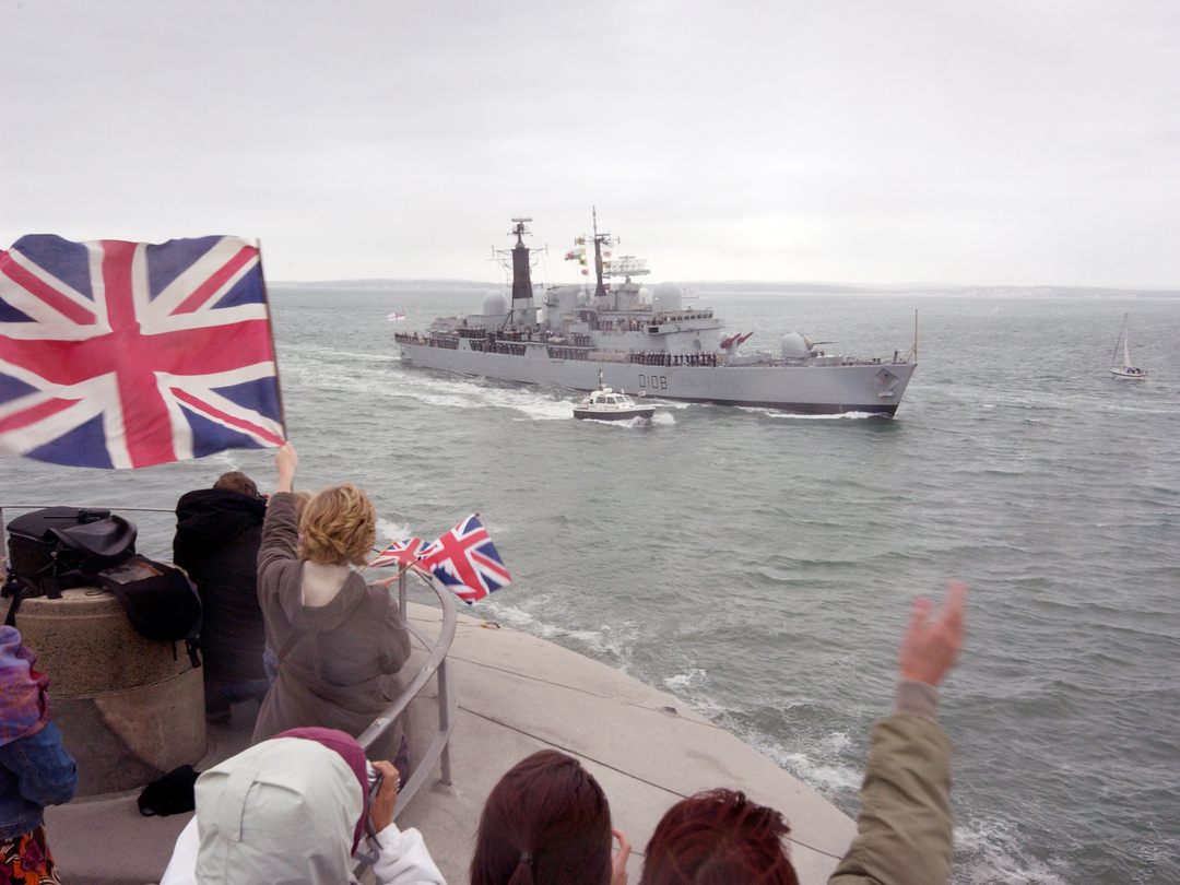 HMS Cardiff (D108) Royal Navy Type 42 Destroyer From The Round Tower Photo Print Wall Art Decor Posters, Prints, & Visual Artwork Hampshire Prints 6 x 4 No Frame No