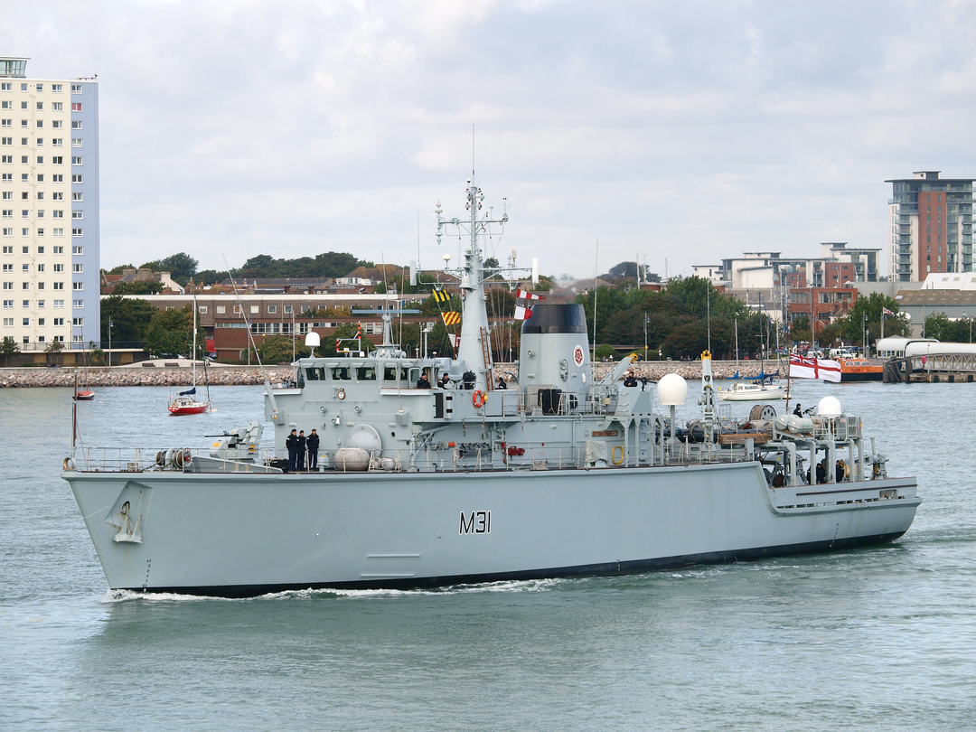 HMS Cattistock (M31) Royal Navy Hunt Class MineHunter Exiting Portsmouth Photo Print Wall Art Decor Posters, Prints, & Visual Artwork Hampshire Prints 6 x 4 No Frame No