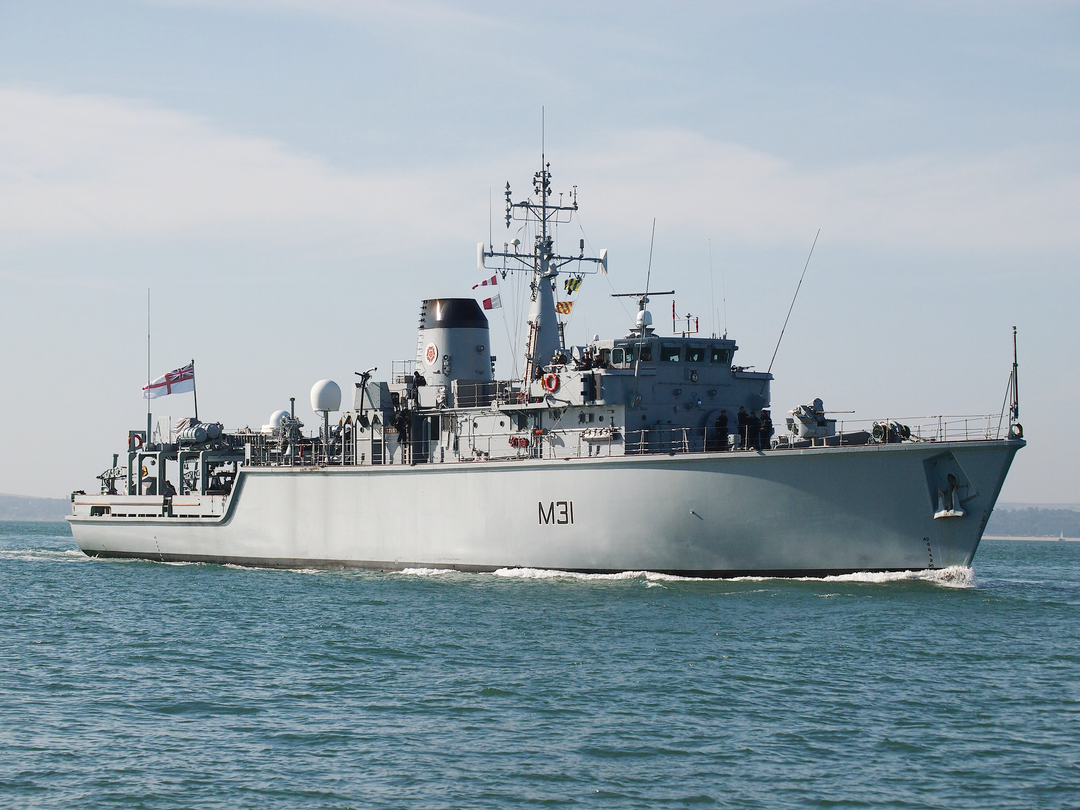 HMS Cattistock (M31) Royal Navy Hunt Class MineHunter Low Starboard View Photo Print Wall Art Decor Posters, Prints, & Visual Artwork Hampshire Prints 6 x 4 No Frame No