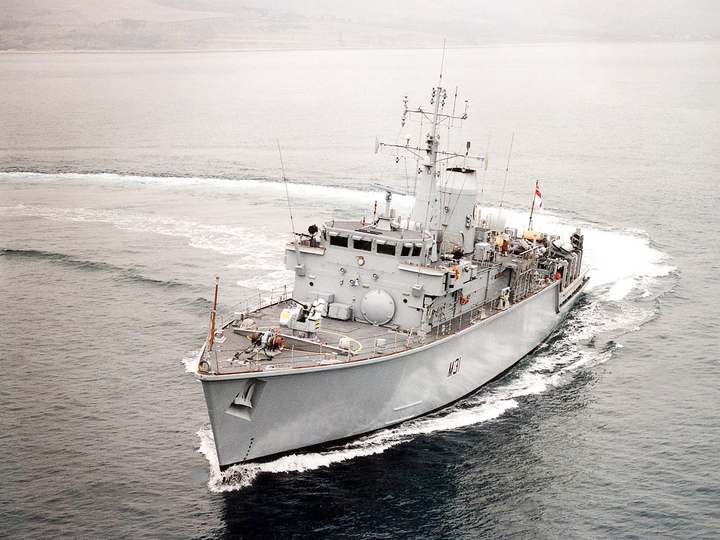 HMS Cattistock (M31) Royal Navy Hunt Class MineHunter Turning to Starboard Photo Print Wall Art Decor Posters, Prints, & Visual Artwork Hampshire Prints 6 x 4 No Frame No