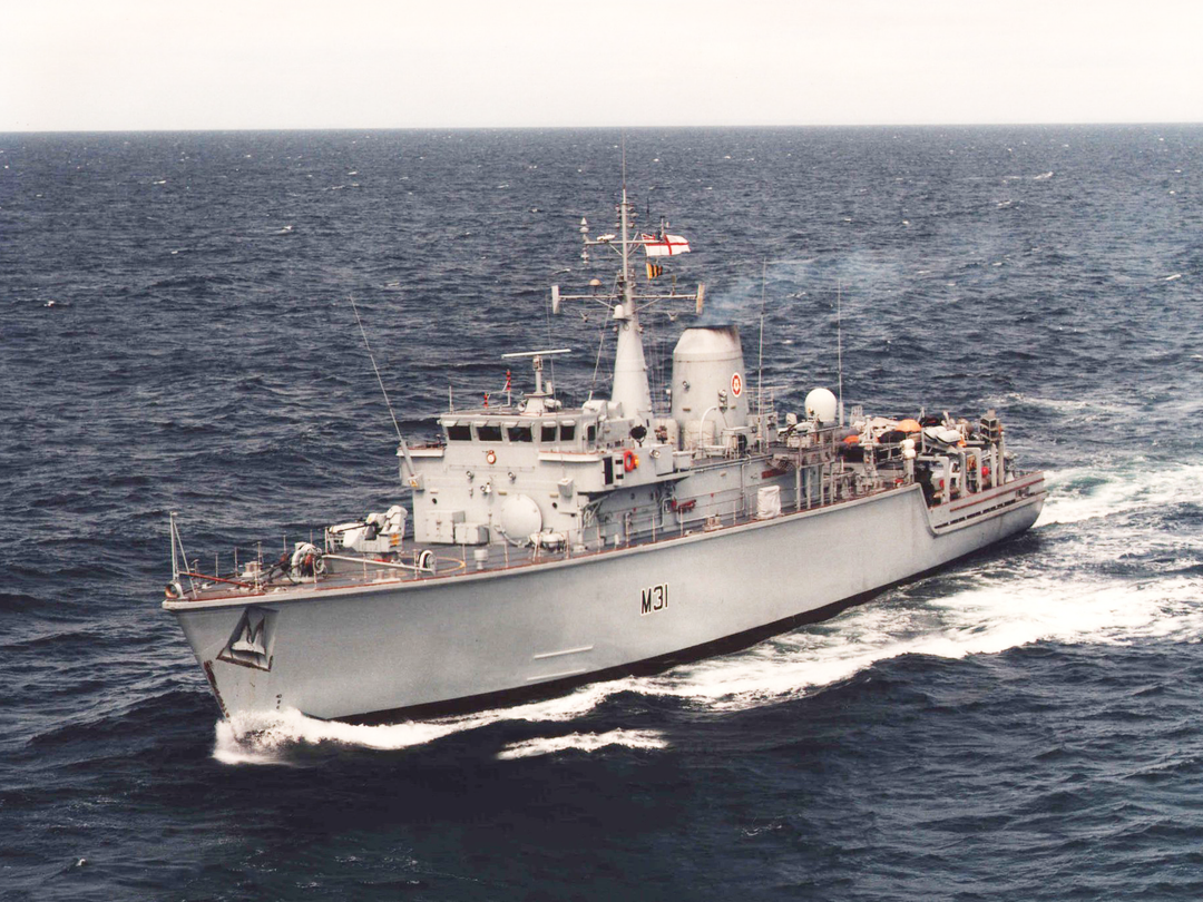 HMS Cattistock (M31) Royal Navy Hunt Class MineHunter Port Side View at Sea Photo Print Wall Art Decor Posters, Prints, & Visual Artwork Hampshire Prints 6 x 4 No Frame No