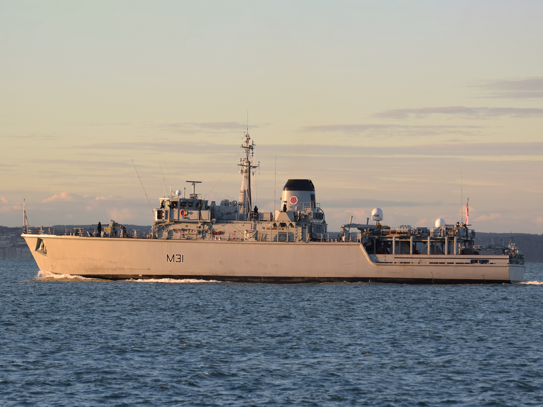 HMS Cattistock (M31) Royal Navy Hunt Class MineHunter Port Beam at Sunset Photo Print Wall Art Decor Posters, Prints, & Visual Artwork Hampshire Prints 6 x 4 No Frame No