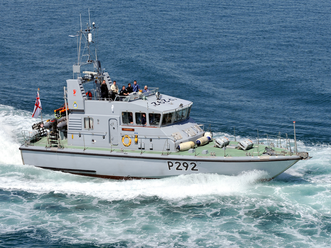 HMS Charger (P292) Royal Navy Archer Class Patrol Vessel Underway Photo Print Wall Art Decor Posters, Prints, & Visual Artwork Hampshire Prints 6 x 4 No Frame No