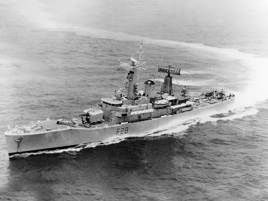 HMS Cleopatra (F28) Royal Navy Leander Class Frigate Hard Turn Photo Print Wall Art Decor Posters, Prints, & Visual Artwork Hampshire Prints 6 x 4 No Frame No