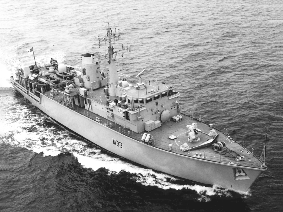 HMS Cottesmore (M32) Royal Navy Hunt Class Mine Warfare Vessel Black and White Photo Print Wall Art Decor Posters, Prints, & Visual Artwork Hampshire Prints 6 x 4 No Frame No