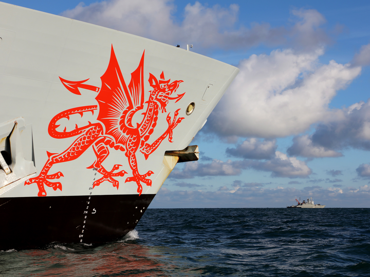 HMS Dragon (D35) Royal Navy Type 45 Destroyer Dragon Emblem Photo Print Wall Art Decor Posters, Prints, & Visual Artwork Hampshire Prints 6 x 4 No Frame No