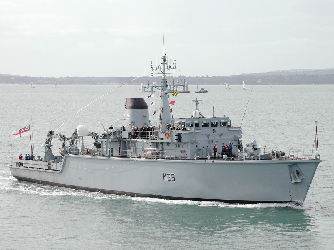 HMS Dulverton (M35) Royal Navy Hunt Class Mine Warfare Vessel Paying off Photo Print Wall Art Decor Posters, Prints, & Visual Artwork Hampshire Prints 6 x 4 No Frame No