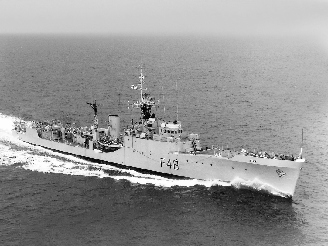 HMS Dundas (F48) Royal Navy Blackwood Class Frigate Starboard Bow View Photo Print Wall Art Decor Posters, Prints, & Visual Artwork Hampshire Prints 6 x 4 No Frame No