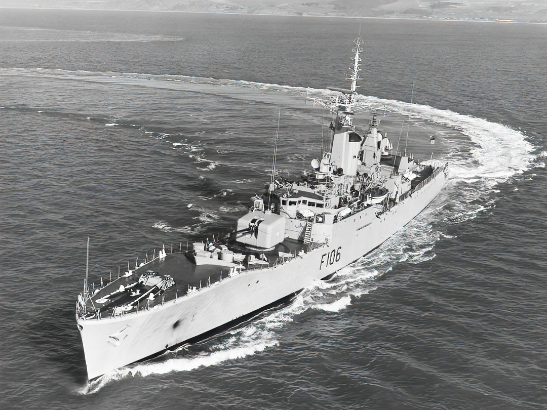 HMS Brighton (F106) Royal Navy Rothesay Class Frigate Hard Turn Photo Print Wall Art Decor Posters, Prints, & Visual Artwork Hampshire Prints 6 x 4 No Frame No