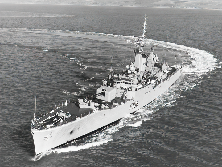 HMS Brighton (F106) Royal Navy Rothesay Class Frigate Hard Turn Photo Print Wall Art Decor Posters, Prints, & Visual Artwork Hampshire Prints 6 x 4 No Frame No