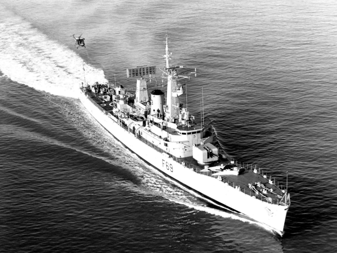 HMS Bacchante (F69) Royal Navy Leander Class Frigate At Speed Photo Print Wall Art Decor Posters, Prints, & Visual Artwork Hampshire Prints 6 x 4 No Frame No