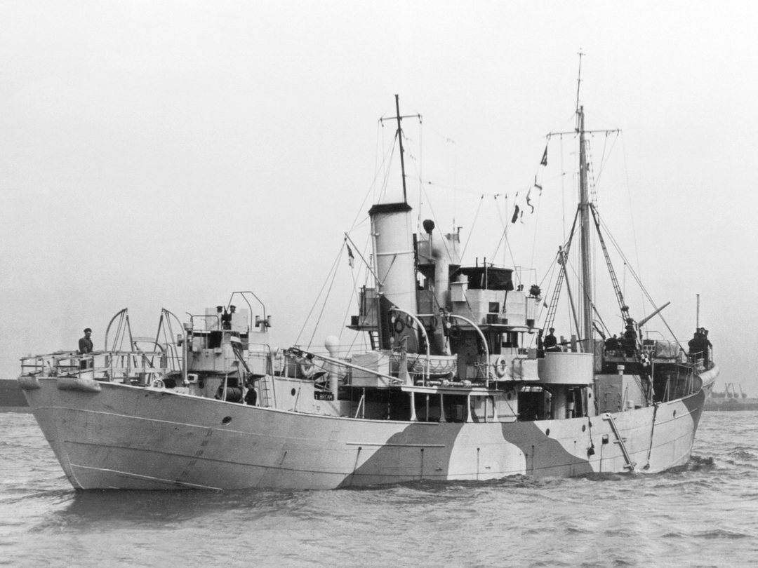 HMS Bream (T306) Royal Navy Fish Class Trawler Port Side View Photo Print Wall Art Decor Posters, Prints, & Visual Artwork Hampshire Prints 7 x 5 No Frame No