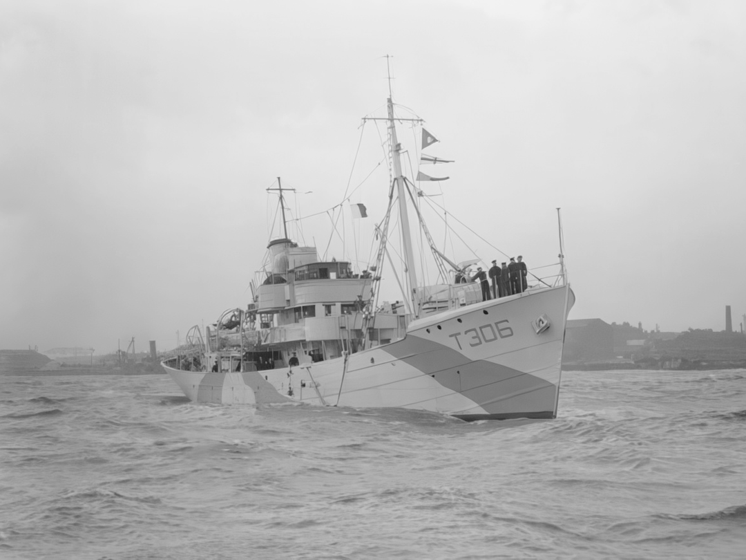 HMS Bream (T306) Royal Navy Fish Class Trawler Starboard Bow View Photo Print Wall Art Decor Posters, Prints, & Visual Artwork Hampshire Prints 6 x 4 No Frame No