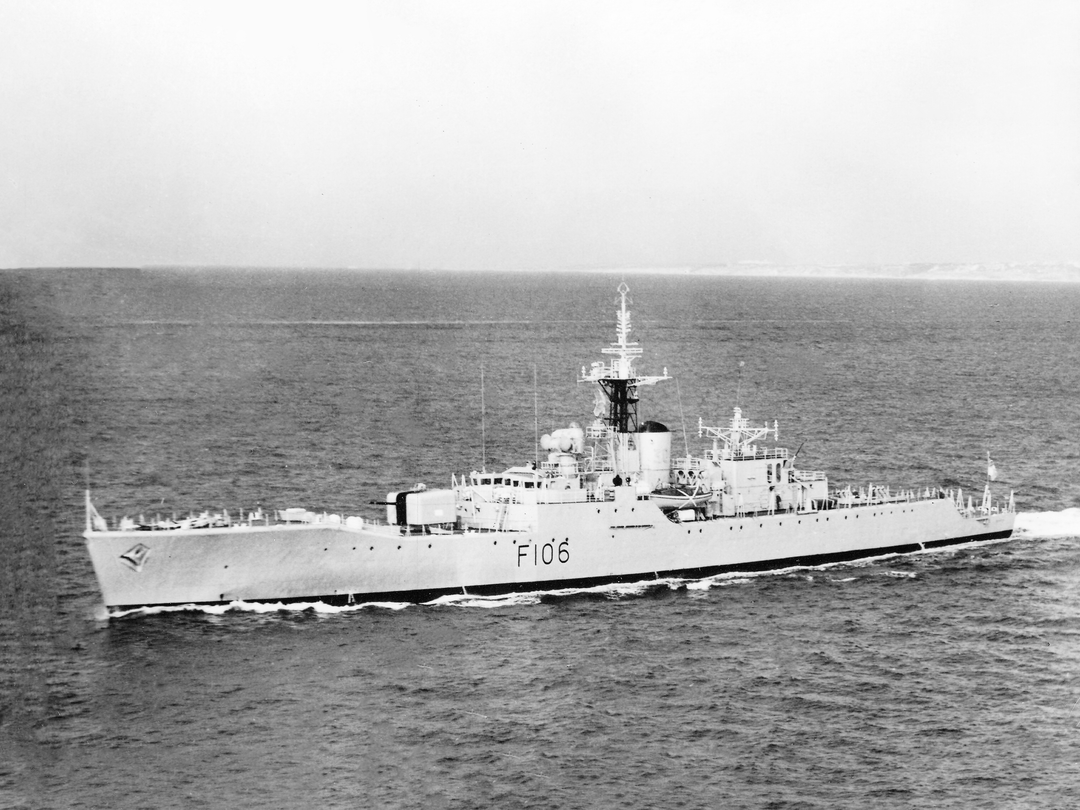 HMS Brighton (F106) Royal Navy Rothesay Class Frigate High Port Side View Photo Print Wall Art Decor Posters, Prints, & Visual Artwork Hampshire Prints 6 x 4 No Frame No
