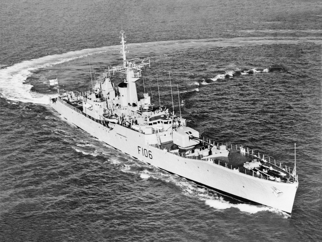 HMS Brighton (F106) Royal Navy Rothesay Class Frigate Turning To Port Photo Print Wall Art Decor Posters, Prints, & Visual Artwork Hampshire Prints 6 x 4 No Frame No