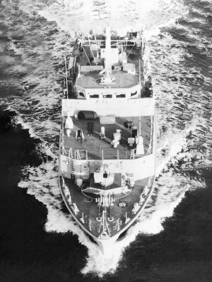 HMS Cromer (M103) Royal Navy Sandown Class Minehunter Bow view Photo Print Wall Art Decor Posters, Prints, & Visual Artwork Hampshire Prints 6 x 4 No Frame No