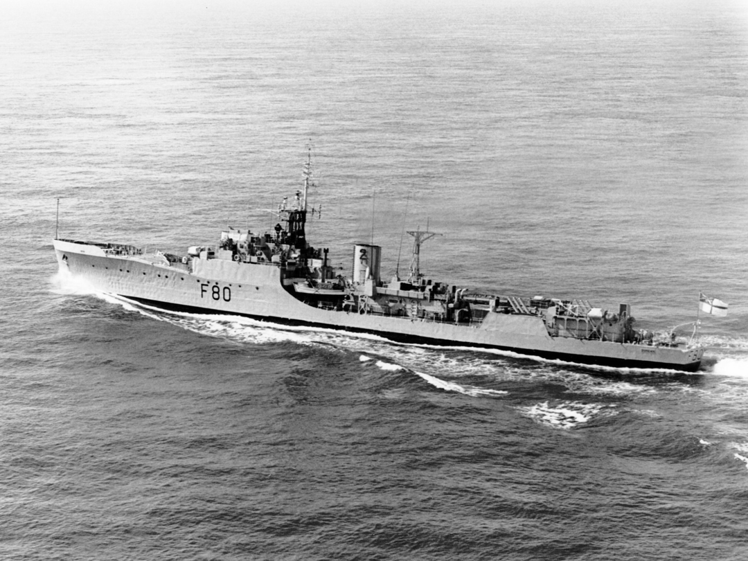 HMS Duncan (F80) Royal Navy Blackwood Class Frigate Port Side View Photo Print Wall Art Decor Posters, Prints, & Visual Artwork Hampshire Prints 6 x 4 No Frame No