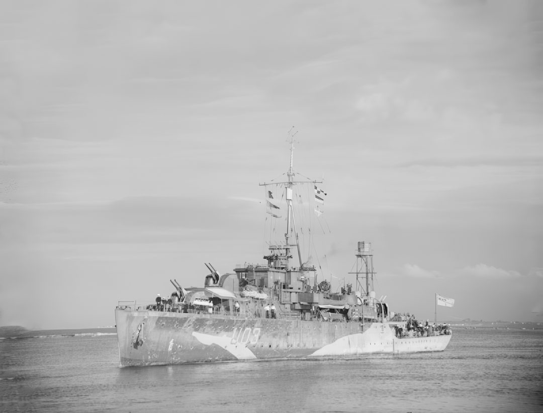 HMS Erne (U03) Royal Navy Black Swan Class Sloop Port Bow View Photo Print Wall Art Decor - Posters, Prints, & Visual Artwork - by Hampshire Prints (image 1 of 9)