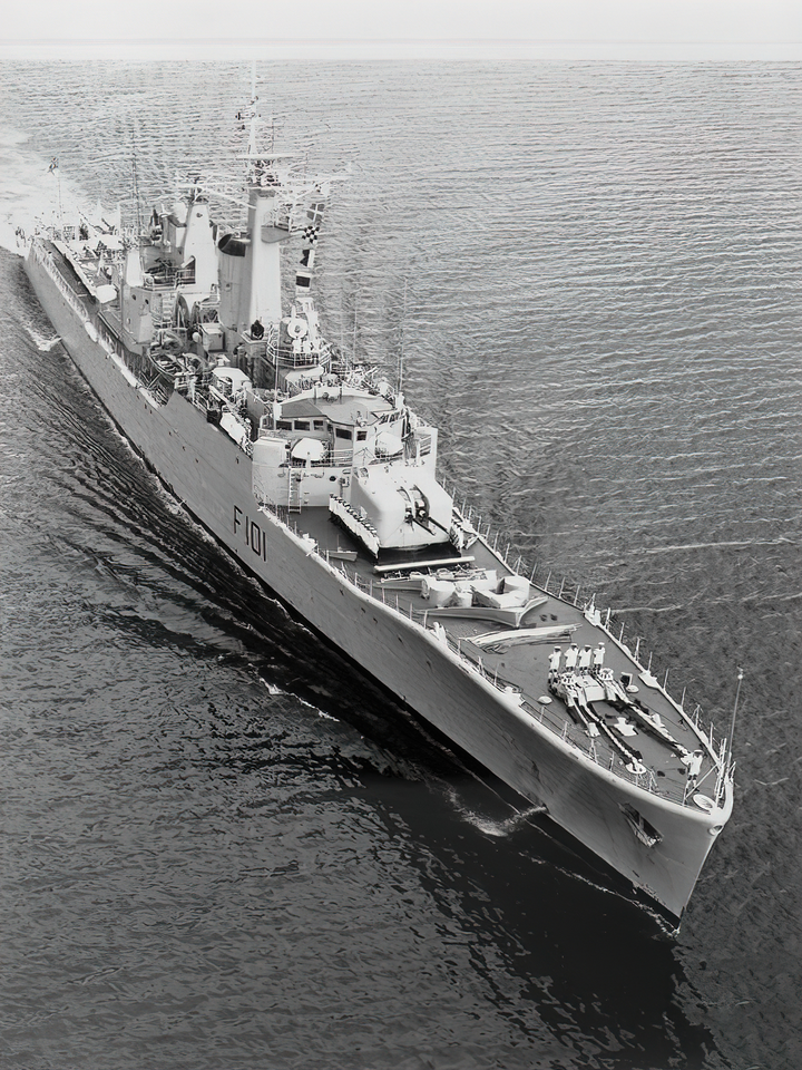 HMS Yarmouth F101 Rothesay Class Frigate Starboard Bow View Photo Print - Posters, Prints, & Visual Artwork - by Hampshire Prints (image 1 of 9)