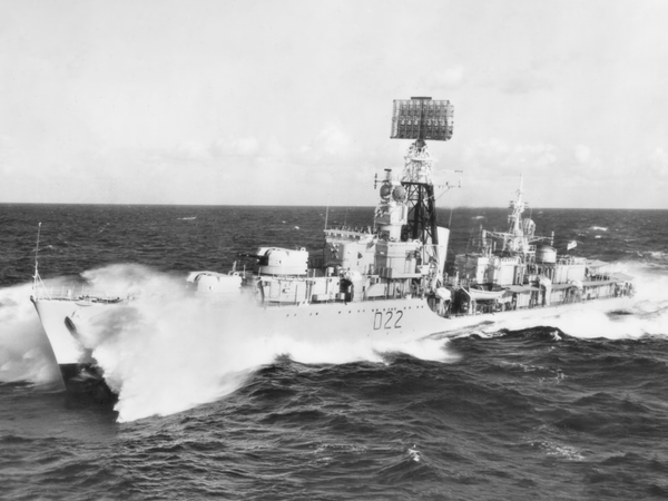 HMS Aisne D22 Battle Class Destroyer Underway