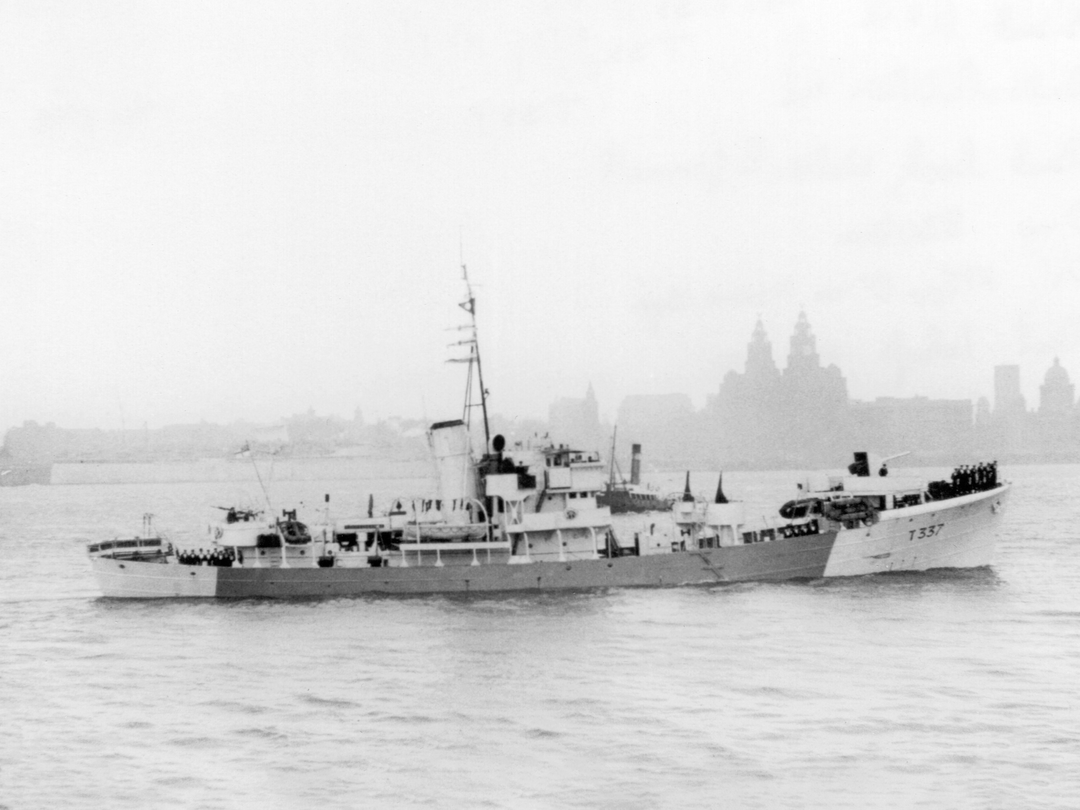 HMS Coldstreamer (T337) Royal Navy Military Class Trawler Starboard View Photo Print Wall Art Decor Posters, Prints, & Visual Artwork Hampshire Prints 6 x 4 No Frame No